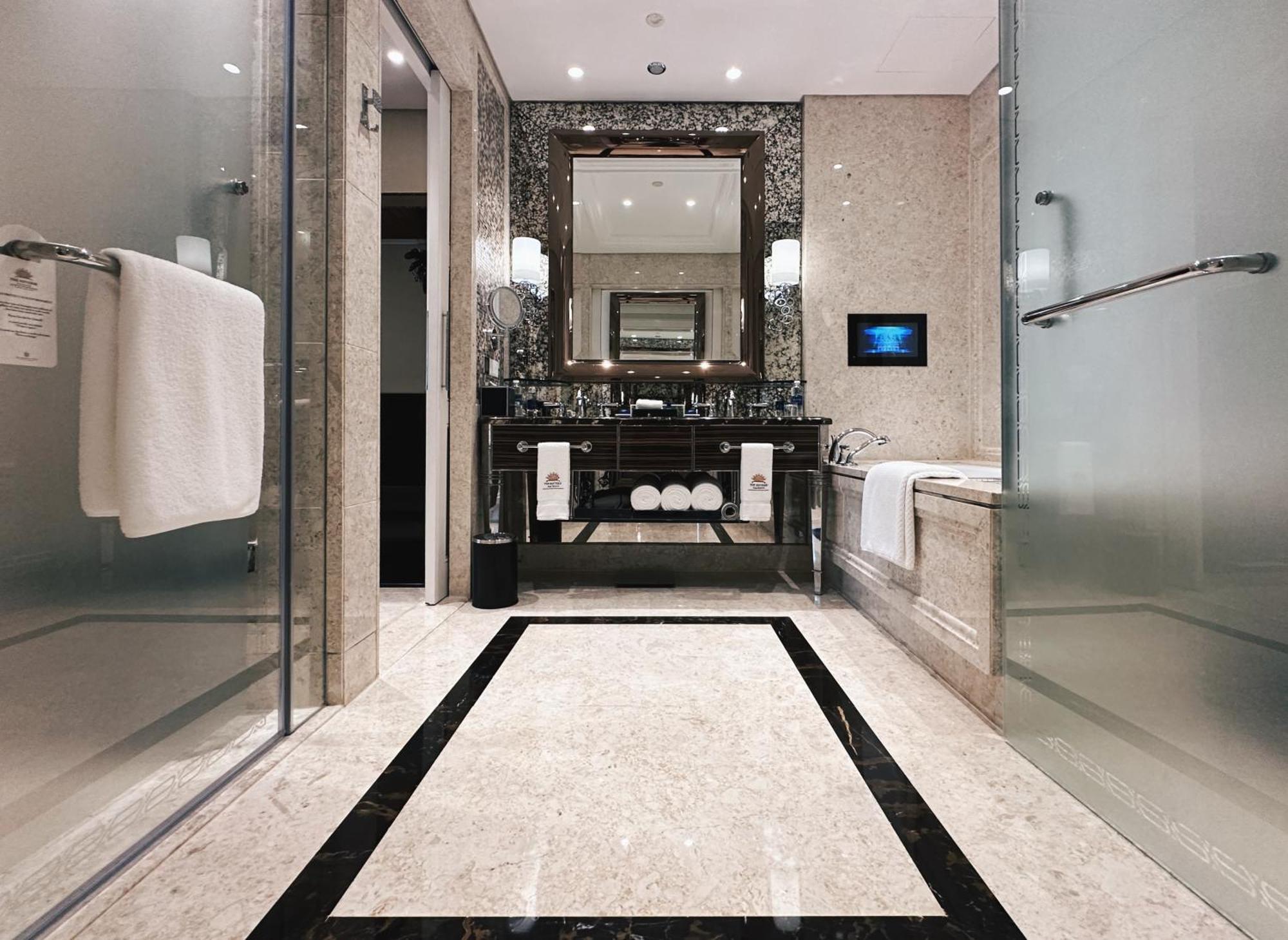 The Reverie Saigon Khách sạn 5*